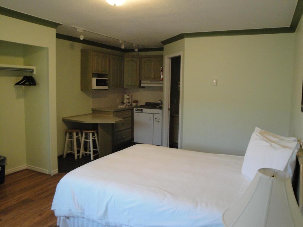 Tiki Shores Inn & Suites Penticton Room photo