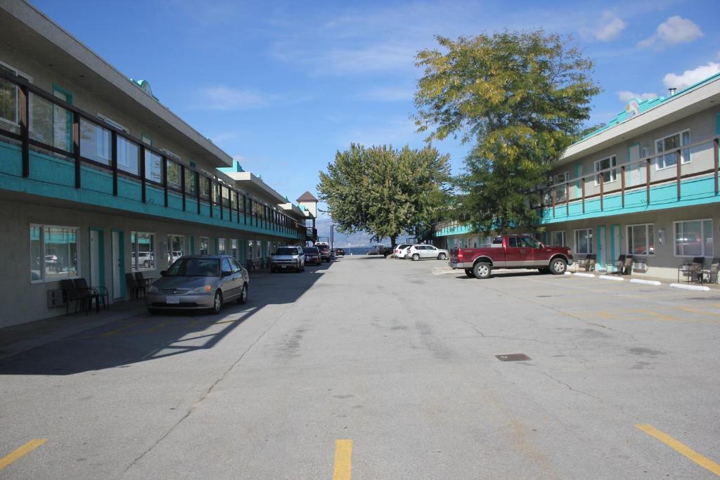 Tiki Shores Inn & Suites Penticton Exterior photo