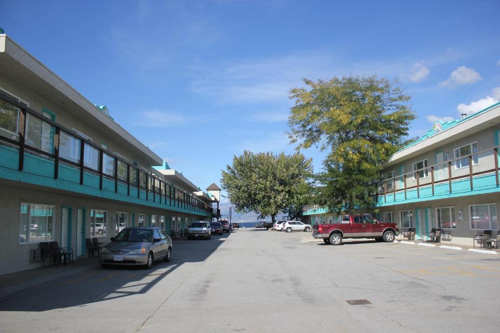 Tiki Shores Inn & Suites Penticton Exterior photo